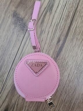Ada Pink Round Airpods Case with Gold-Tone Accent